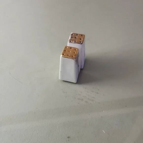 Pair of Antique salt and pepper shakers. - Picture 7 of 8